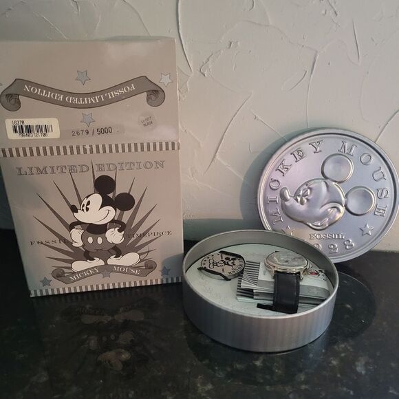 RARE VINTAGE FOSSIL MICKEY MOUSE LIMITED EDITION SILVER WATCH & COIN - Picture 1 of 5